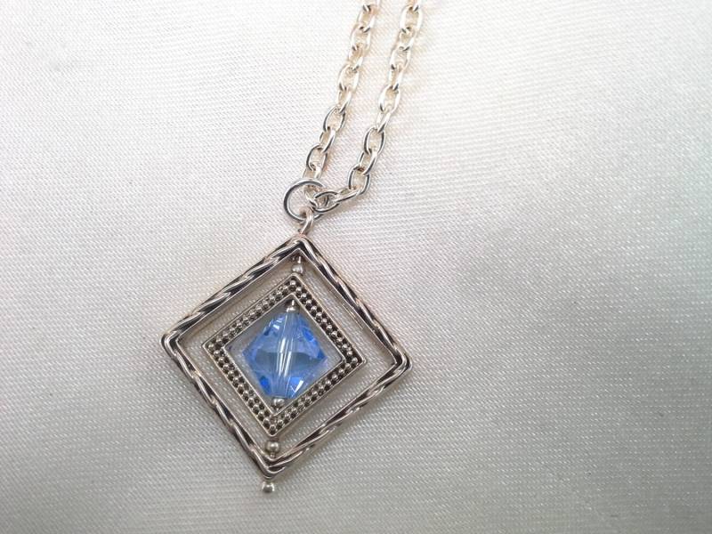 Faszinierende Blaue Swarovski Kristall Halskette Mit Silber Getönten Akzenten Faszinierende Blaue Swarovski Kristall Halskette Mit Silber Getönten Akzenten von DorennasTreasures