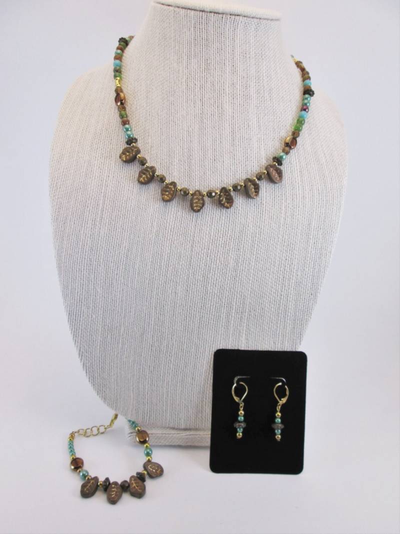 Halskette Von Blättern Mit Gold, Braun, Grün Armband Und Ohrringe Halskette Von Blättern Mit Gold, Braun, Grün Armband Und Ohrringe von DorennasTreasures