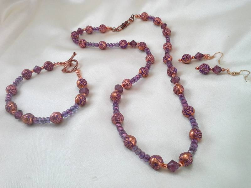 Lila Rose-Ähnliche Halskette Mit Kupfer Akzente Lila Rose-Ähnliche Halskette Mit Kupfer Akzente von DorennasTreasures