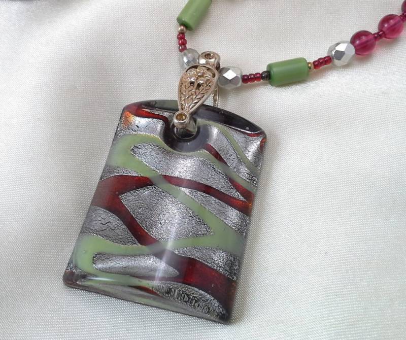 Rot, Grün, & Silber Halskette Mit Glasanhänger von DorennasTreasures