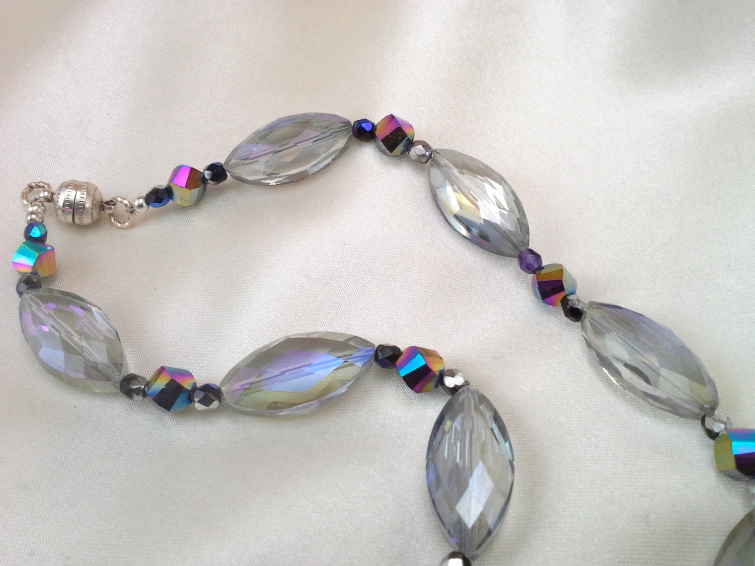Schimmernde Halsband Halskette Mit Glasartigen Kristallen Zeigt Hinweise Des Regenbogens Durch Silbertöne Akzentuiert Schimmernde Halsband Halskette Mit Glasartigen Kristallen Zeigt Hinweise Des Regenbogens Durch Silbertöne Akzentuiert von DorennasTreasures