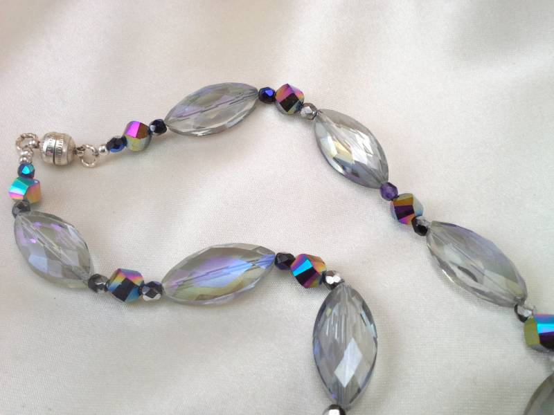 Schimmernde Halsband Halskette Mit Glasartigen Kristallen Zeigt Hinweise Des Regenbogens Durch Silbertöne Akzentuiert Schimmernde Halsband Halskette Mit Glasartigen Kristallen Zeigt Hinweise Des Regenbogens Durch Silbertöne Akzentuiert von DorennasTreasures