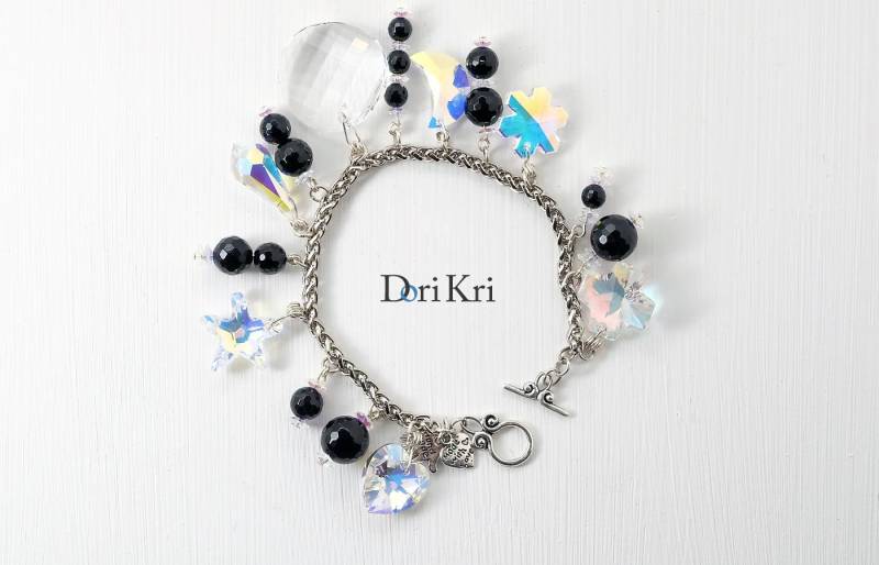 Funkelnd Armband. Charms Armband Mit Swarovski Kristall, Glücksbringer Armband, Charm Schmuck, Kristall Schmuck - Ooak von DoriKri