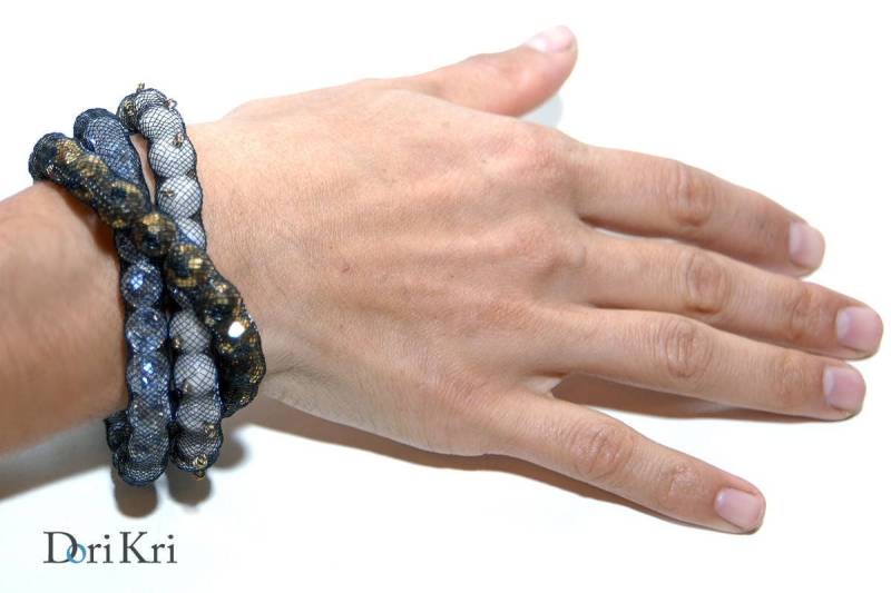 Gestricktes Grobstrick Schwarzes Titan Armband Aus Netzröhren Gefüllt Mit Glasperlen, Die Perlen Können Bronzefarben, Hell Transparent Oder Weiß Sein von DoriKri