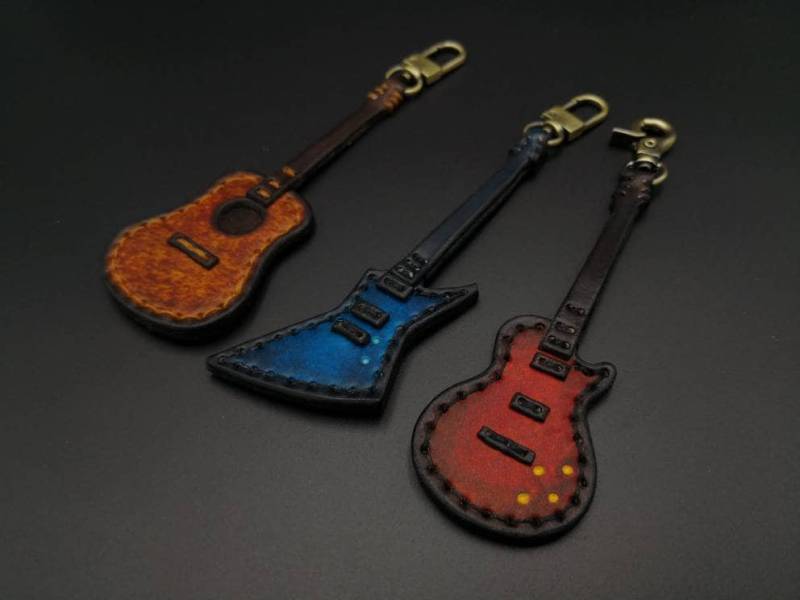 Leder E-Gitarre Zubehör, Akustikgitarre, Ukulele Miniatur Schlüsselanhänger, Gitarre, Handgefertigter Schlüsselring, Pick Case von DoribariLeatherCraft