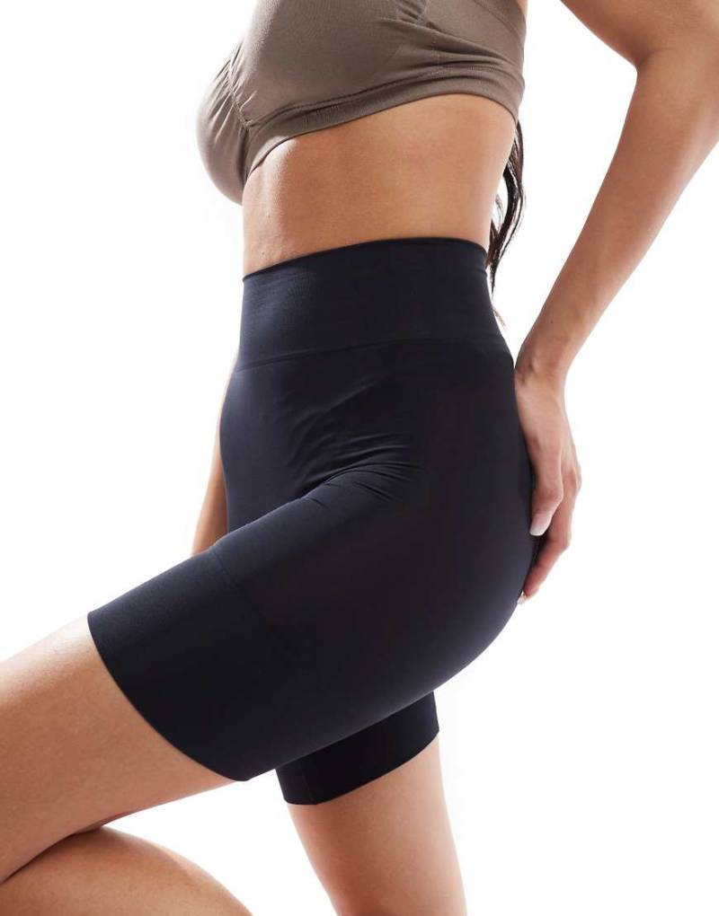 Dorina - Essensual - Figurformende, nicht scheuernde Shorts in Schwarz mit mittelhohem Bund von Dorina