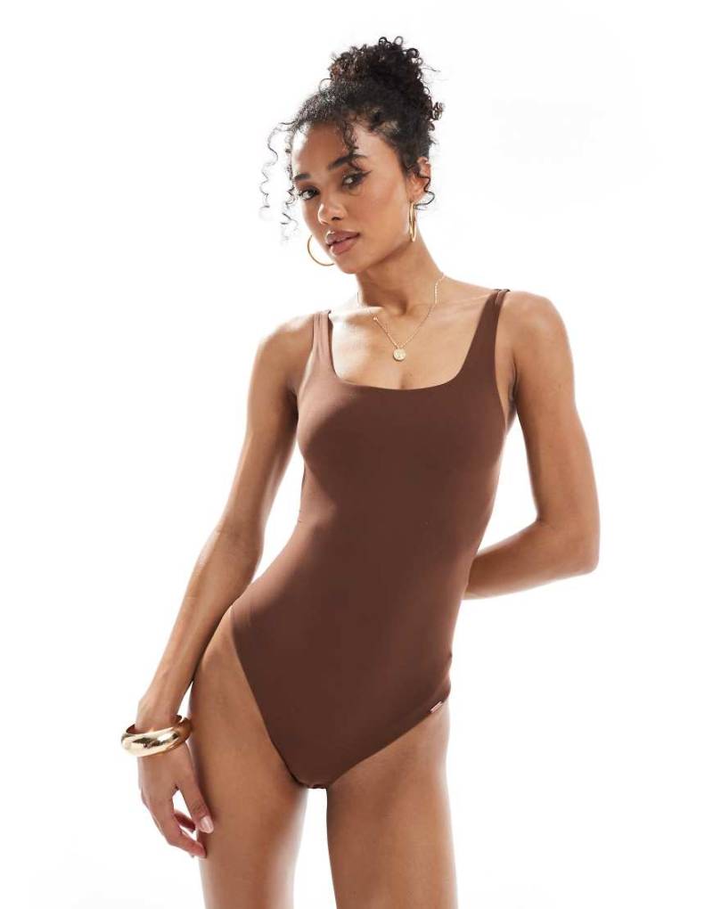 Dorina - Knapp geschnittener Body in Braun mit angerauter Optik von Dorina
