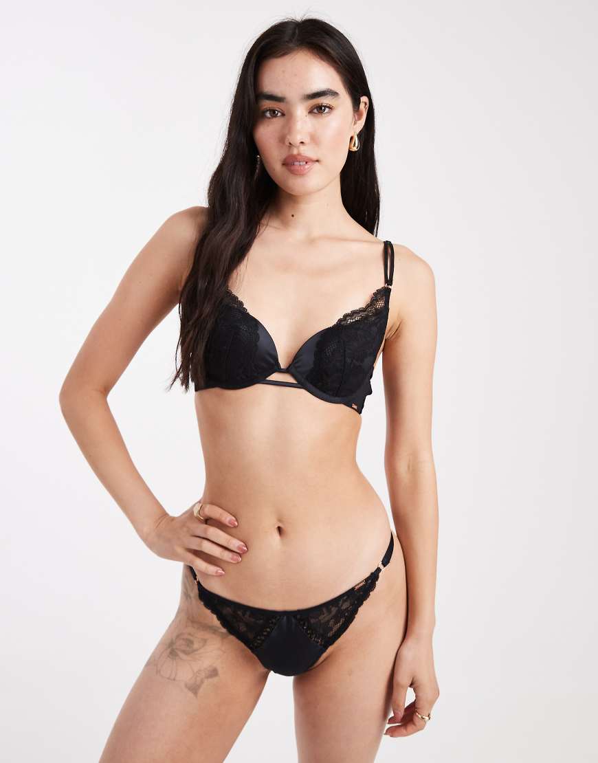 Dorina - Lyra - Leicht wattierter, tief ausgeschnittener BH aus Satin in Schwarz Dorina - Lyra - Leicht wattierter, tief ausgeschnittener BH aus Satin in Schwarz von Dorina