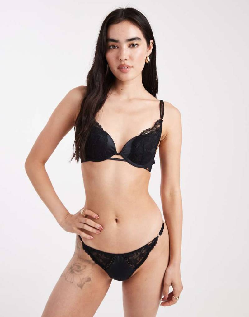 Dorina - Lyra - Leicht wattierter, tief ausgeschnittener BH aus Satin in Schwarz Dorina - Lyra - Leicht wattierter, tief ausgeschnittener BH aus Satin in Schwarz von Dorina