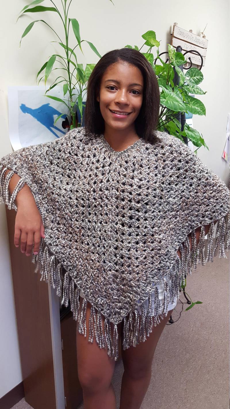 Shaker Grauer Poncho Mit Fransen von DorisCrochetstore