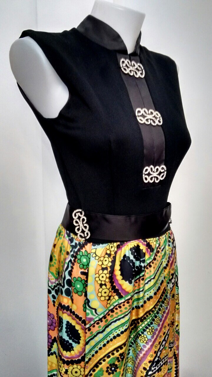 Vintage 70Er Jahre Maxi Kugel Kleid Schwarz Reine Seide Print Satin Gürtel Strass Bunte Ärmellose Frauen Versandkostenfrei von DorisVintage