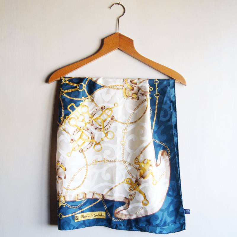 Vintage Renato Balestra Seide Schal Blau Goldenen Ketten Gürtel Sattel Hergestellt in Italien Versandkostenfrei von DorisVintage