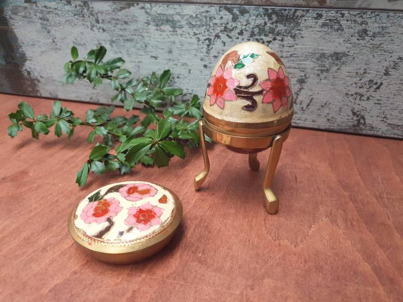 Ei Mit Ständer Und Deckelschale Schmuckstücke, Emailliertes Messing, Cloisonne Messing Ei Mit Ständer Und Deckelschale Schmuckstücke, Emailliertes Messing, Cloisonne Messing von DorisWorld