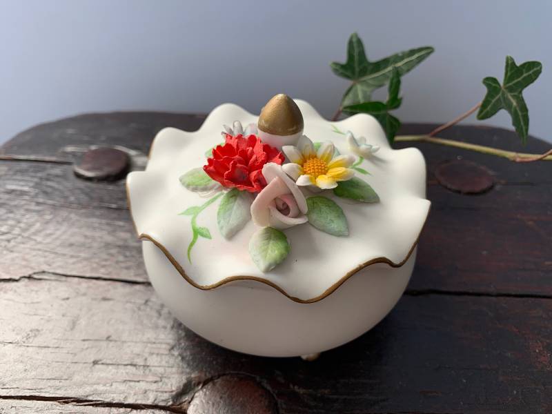 Porzellan-Schmuck-Box Verziert Mit Blumen, Ring-Box von DorisWorld