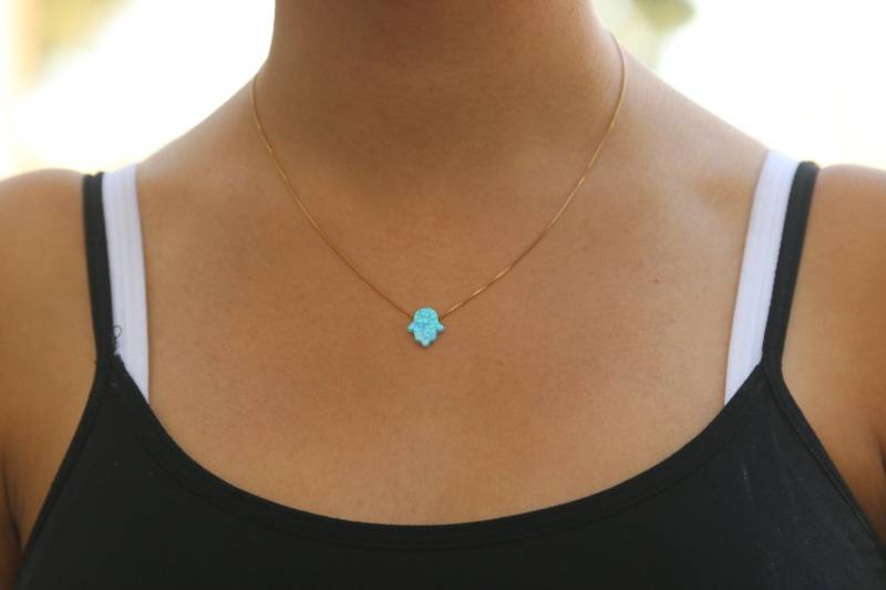 Blaue Opal-Hamsa-Halskette von DoronJewelry