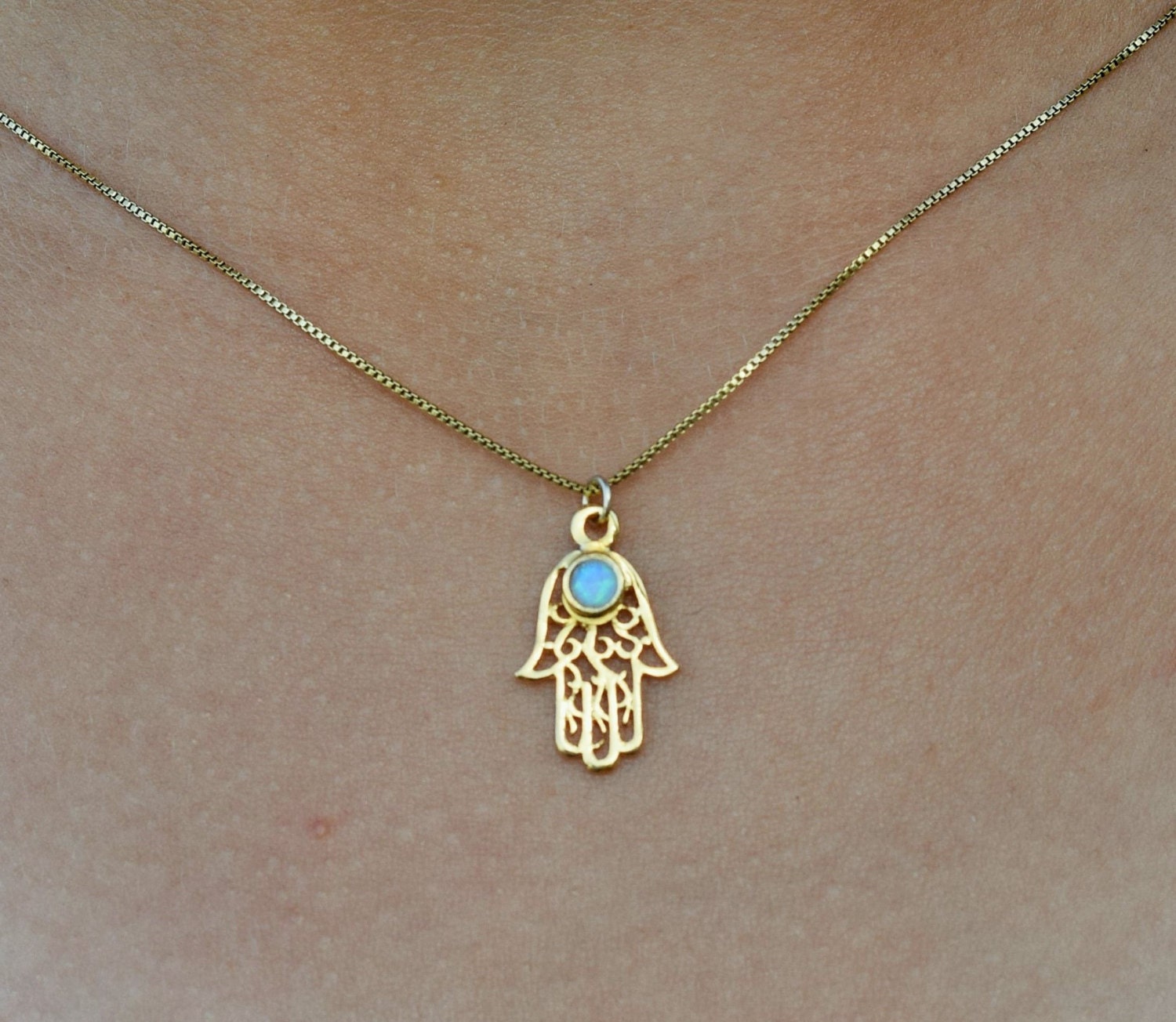 Gold Filled Hamsa Halskette Mit Opal Filigraner Hand Anhänger von DoronJewelry