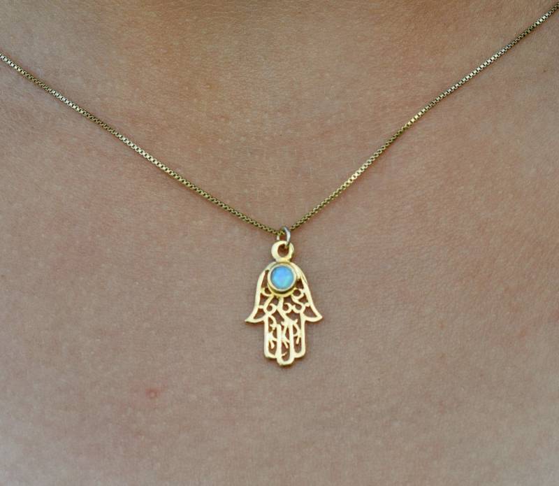 Gold Filled Hamsa Halskette Mit Opal Filigraner Hand Anhänger von DoronJewelry