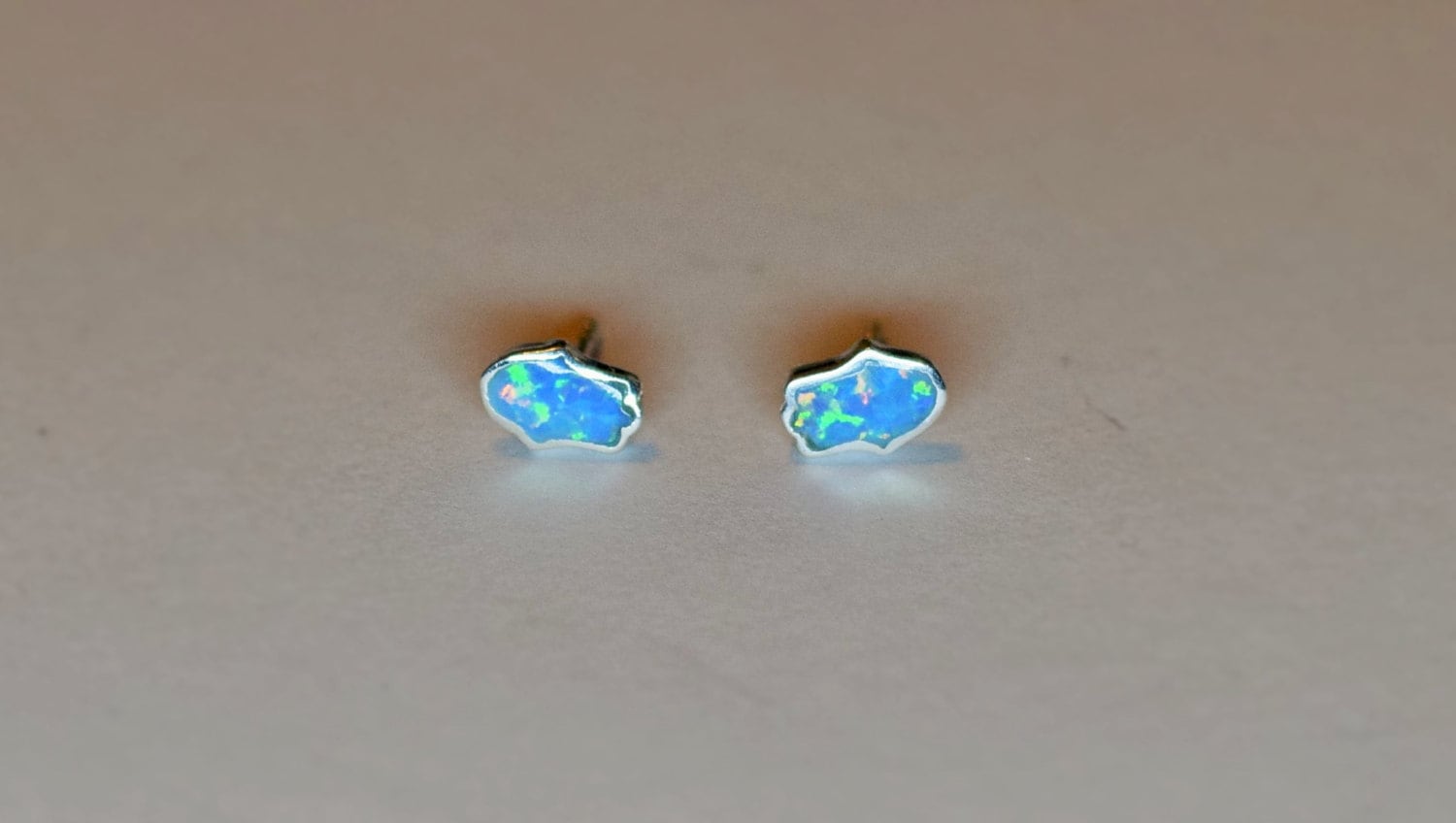 Opal Hamsa Ohrstecker Sterling Silber Minimalist Schmuck von DoronJewelry