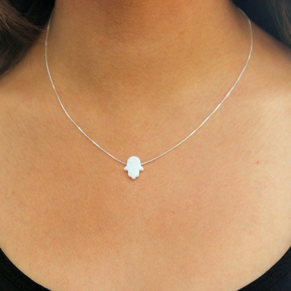 Weiße Opal-Hamsa-Halskette von DoronJewelry