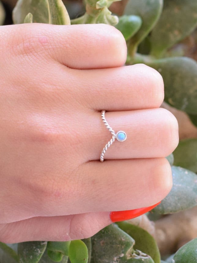Zierlicher Sterling Silber Opal Chevron Ring von DoronJewelry