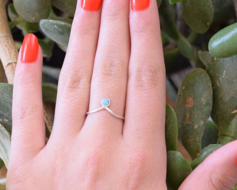 Zierlicher Sterling Silber Opal Chevron Ring von DoronJewelry