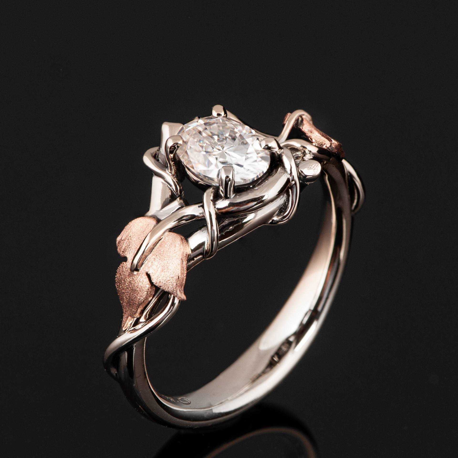 18K Gold 1 Karat Oval Diamant Schwarze Reben Und Blätter Verlobungsring 18K Gold 1 Karat Oval Diamant Schwarze Reben Und Blätter Verlobungsring von DoronMeravWeddings