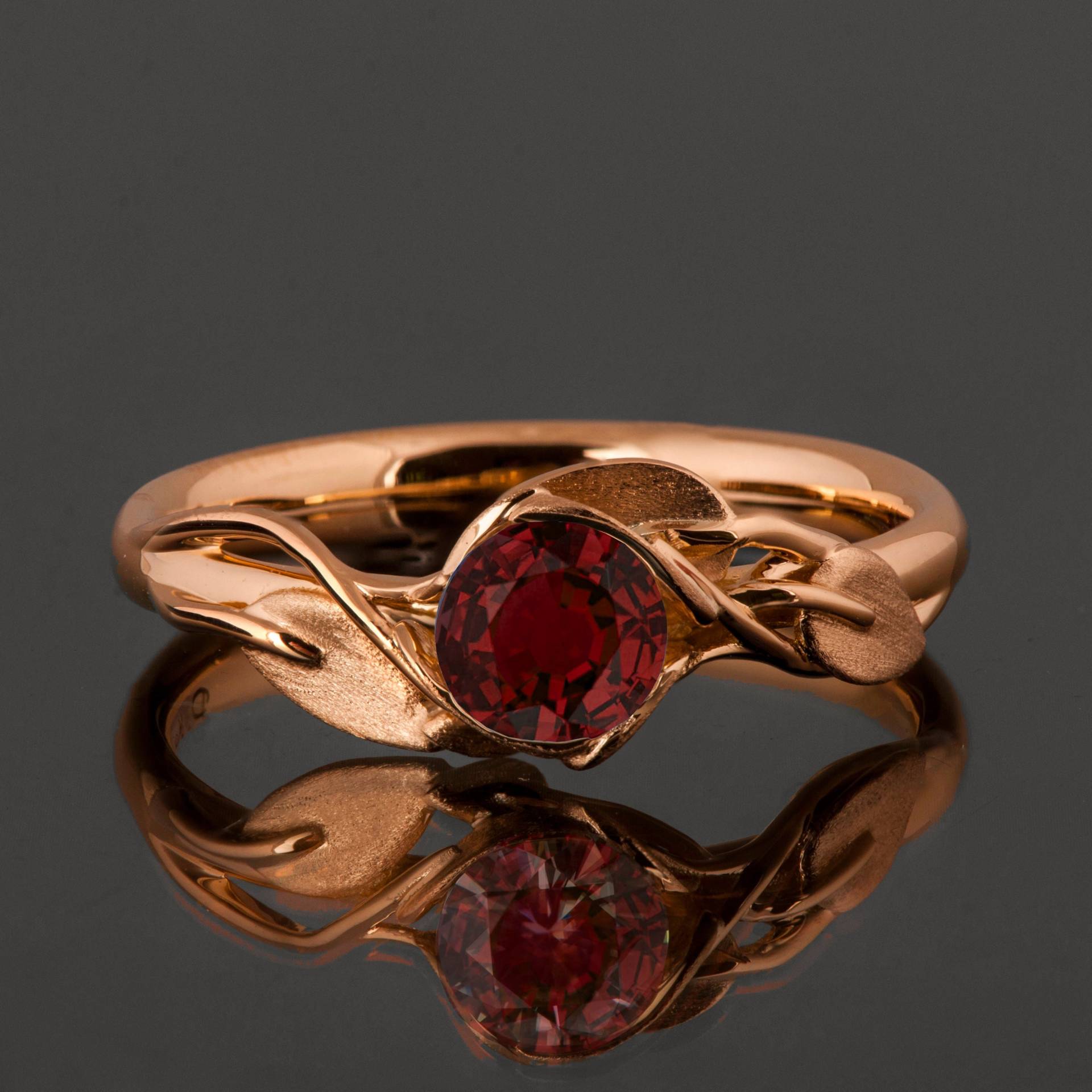 18K Rose Gold Rubin Blätter Verlobungsring, Juli Birthstone Ring von DoronMeravWeddings
