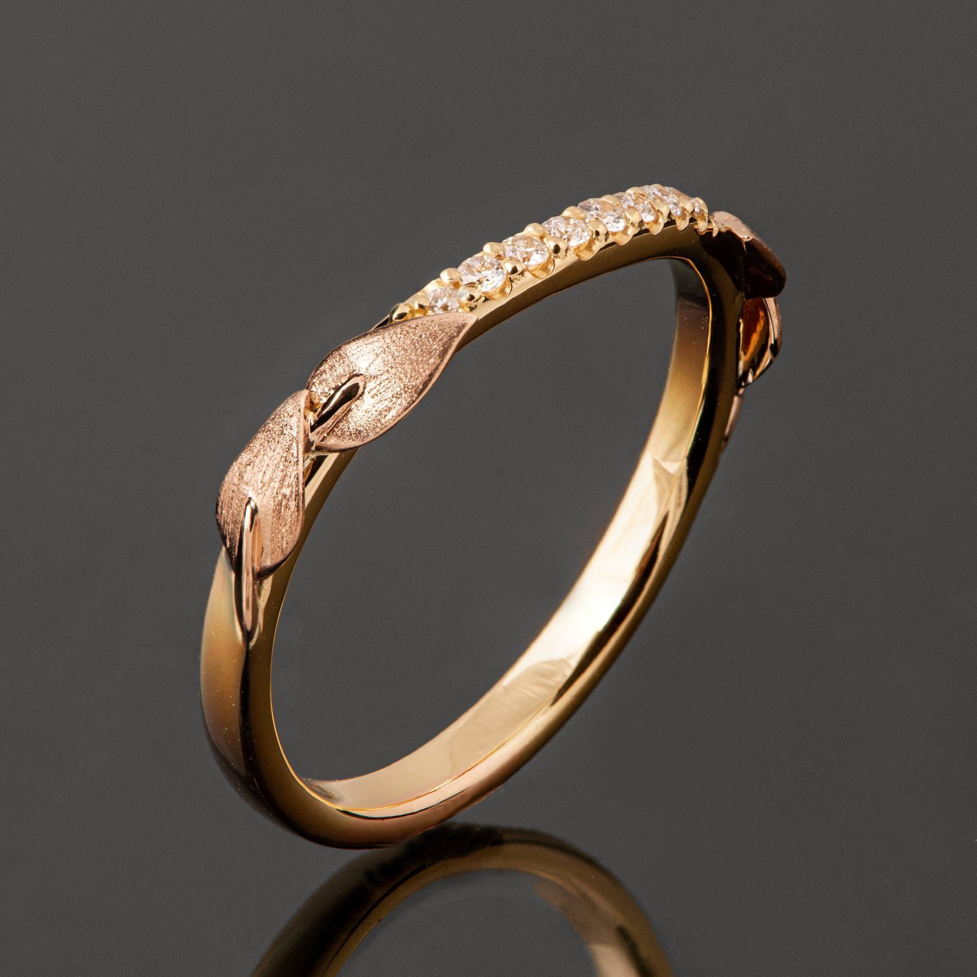 Halbe Eternity Blätter Ring, 18K Gold Und Diamant Band, Half Blatt Band von DoronMeravWeddings