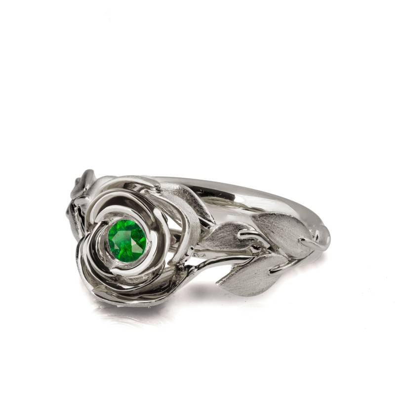 Handgemachte 18K Weißgold Rose Smaragd Verlobungsring Blatt Design von DoronMeravWeddings