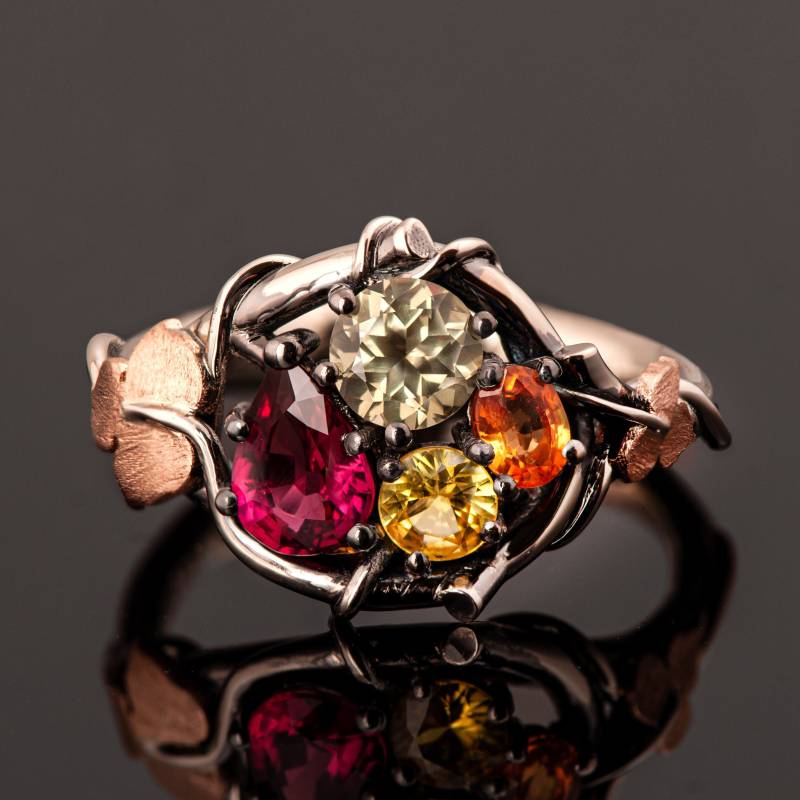 Multi-stone Morning Glory Blatt Verlobungsring Mit Rubin Und Saphiren von DoronMeravWeddings