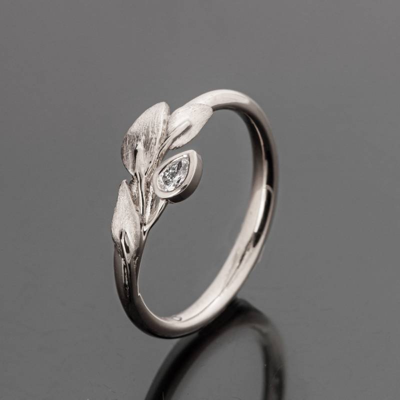 Set Aus 18K Weißgold-Blättern Und Tropfenförmigem Diamant von DoronMeravWeddings
