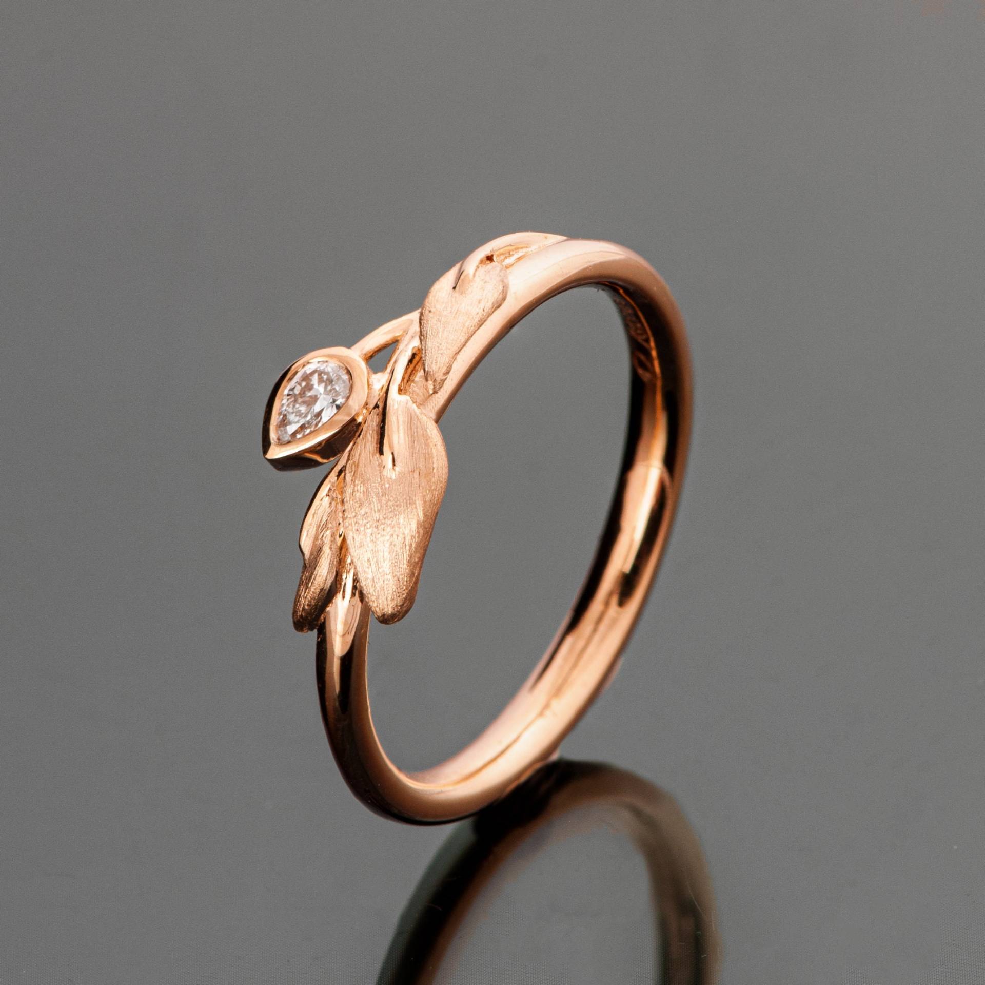 Set Aus Solidem 18K Rosegold Blätter Ring Mit Tropfenförmigem Diamant von DoronMeravWeddings