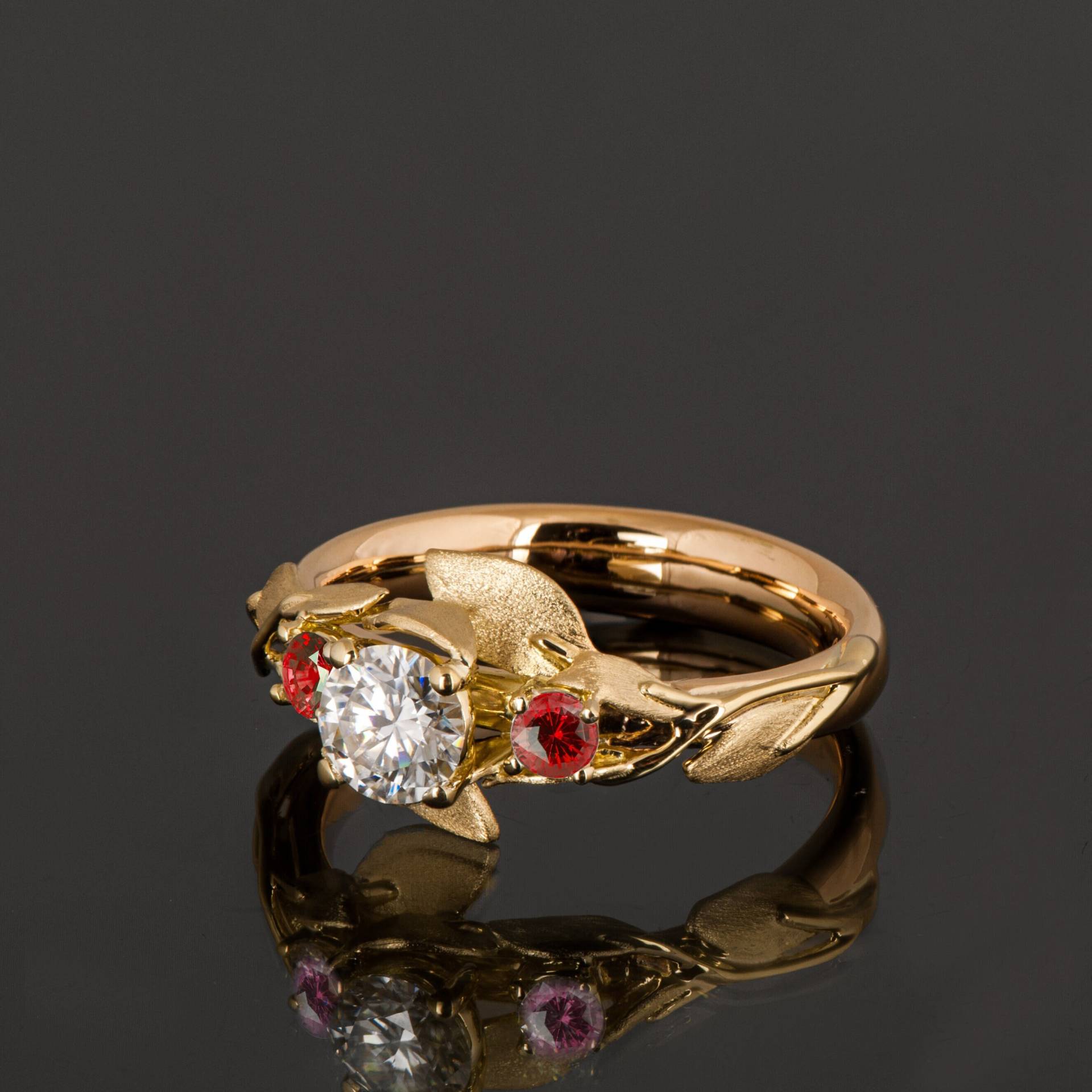 Solider 18K Gold Multi Stone Diamant Und Rubine Blatt Verlobungsring von DoronMeravWeddings