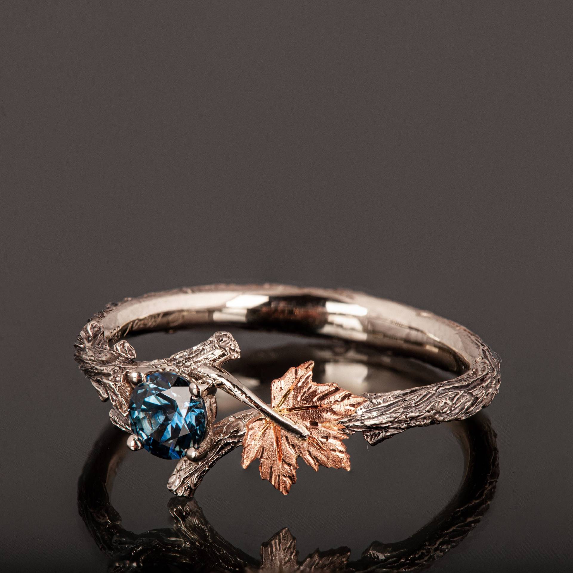 Teal Saphir Ring, Zweig Und Blatt Verlobungsring, Ahornblatt Blätter Ring von DoronMeravWeddings