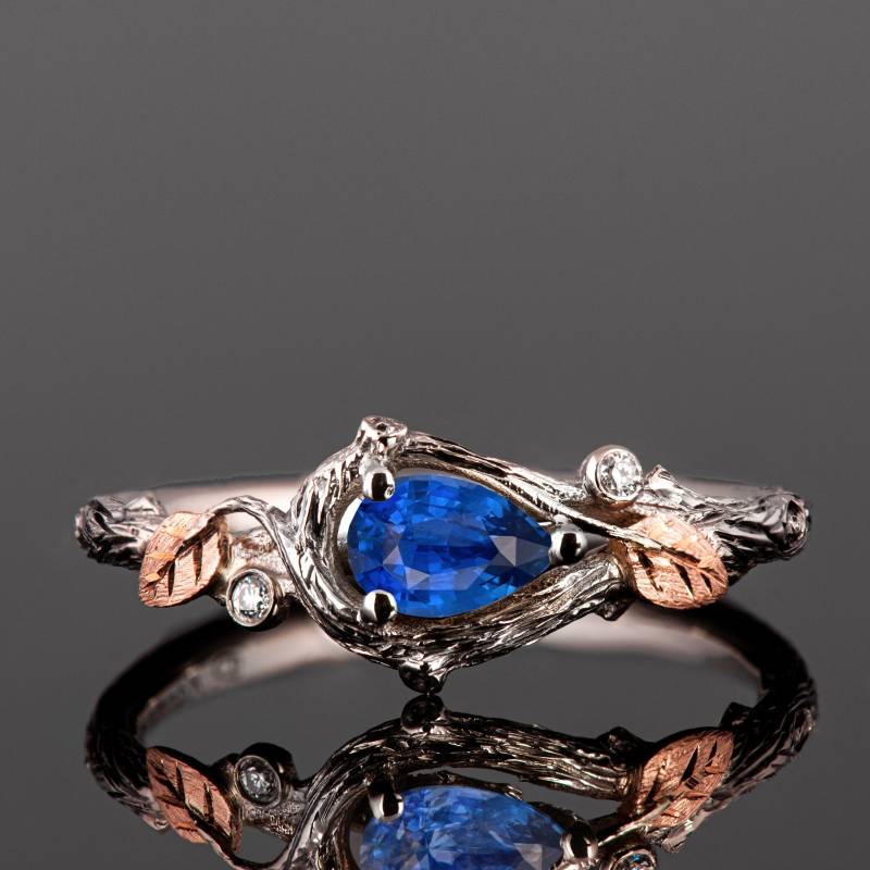 Zweig Und Blätter Schwarzes Verlobungsring Set Mit Tropfenförmigen Saphir von DoronMeravWeddings