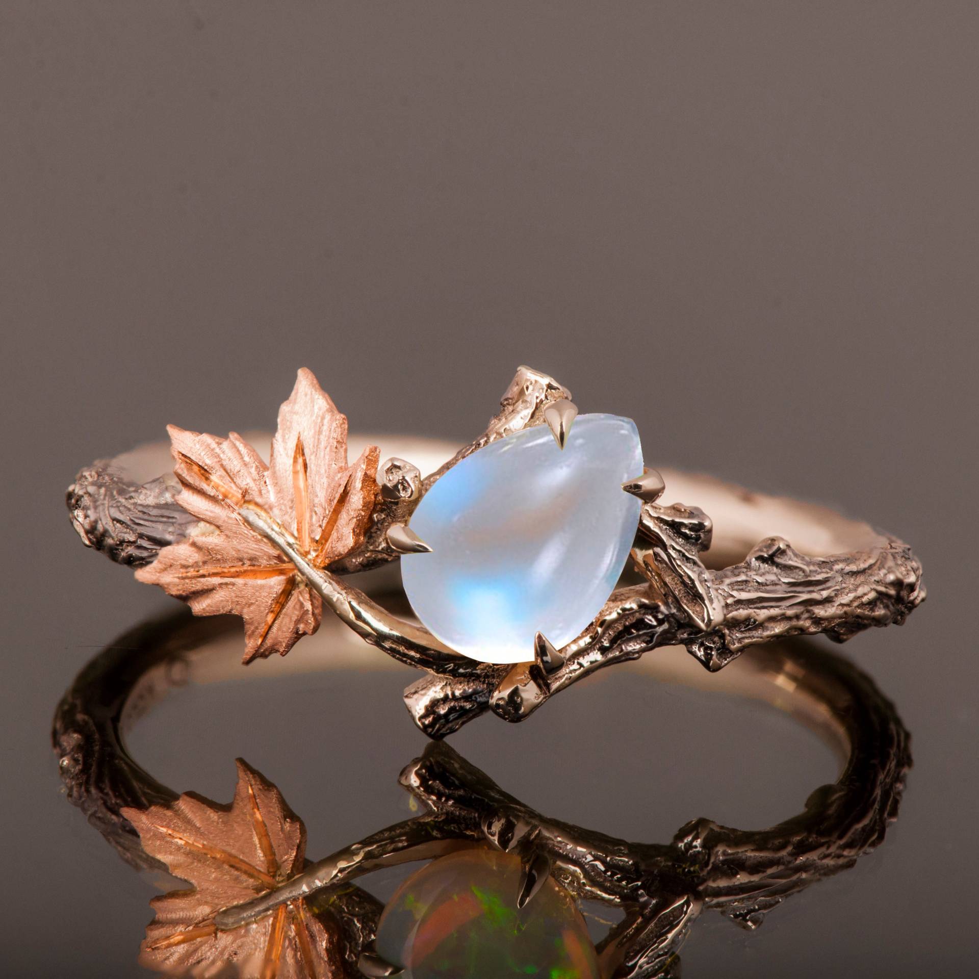 Zweig Und Blatt Verlobungsring, Mondstein Ahornblatt Ring, 18K Rose Gold Ring von DoronMeravWeddings