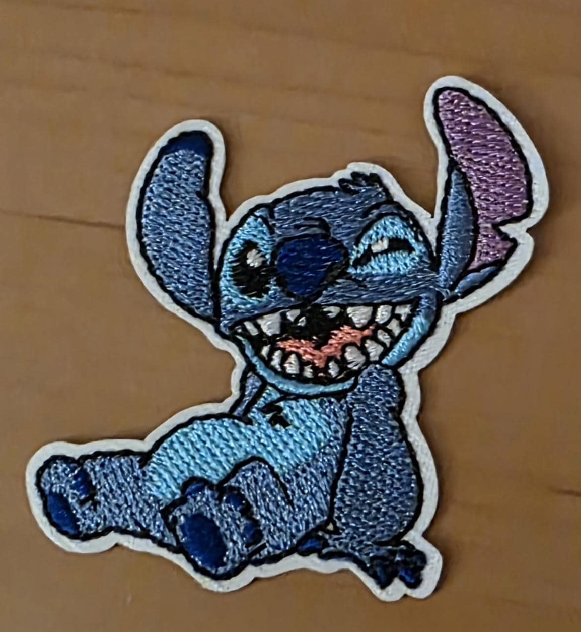 Gestickter Patch - Fröhliches Blaues Alien Mit Breitem Grinsen von DorosHandmadeShop