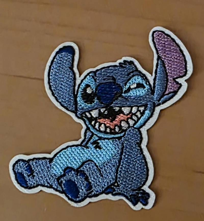 Gestickter Patch - Fröhliches Blaues Alien Mit Breitem Grinsen von DorosHandmadeShop