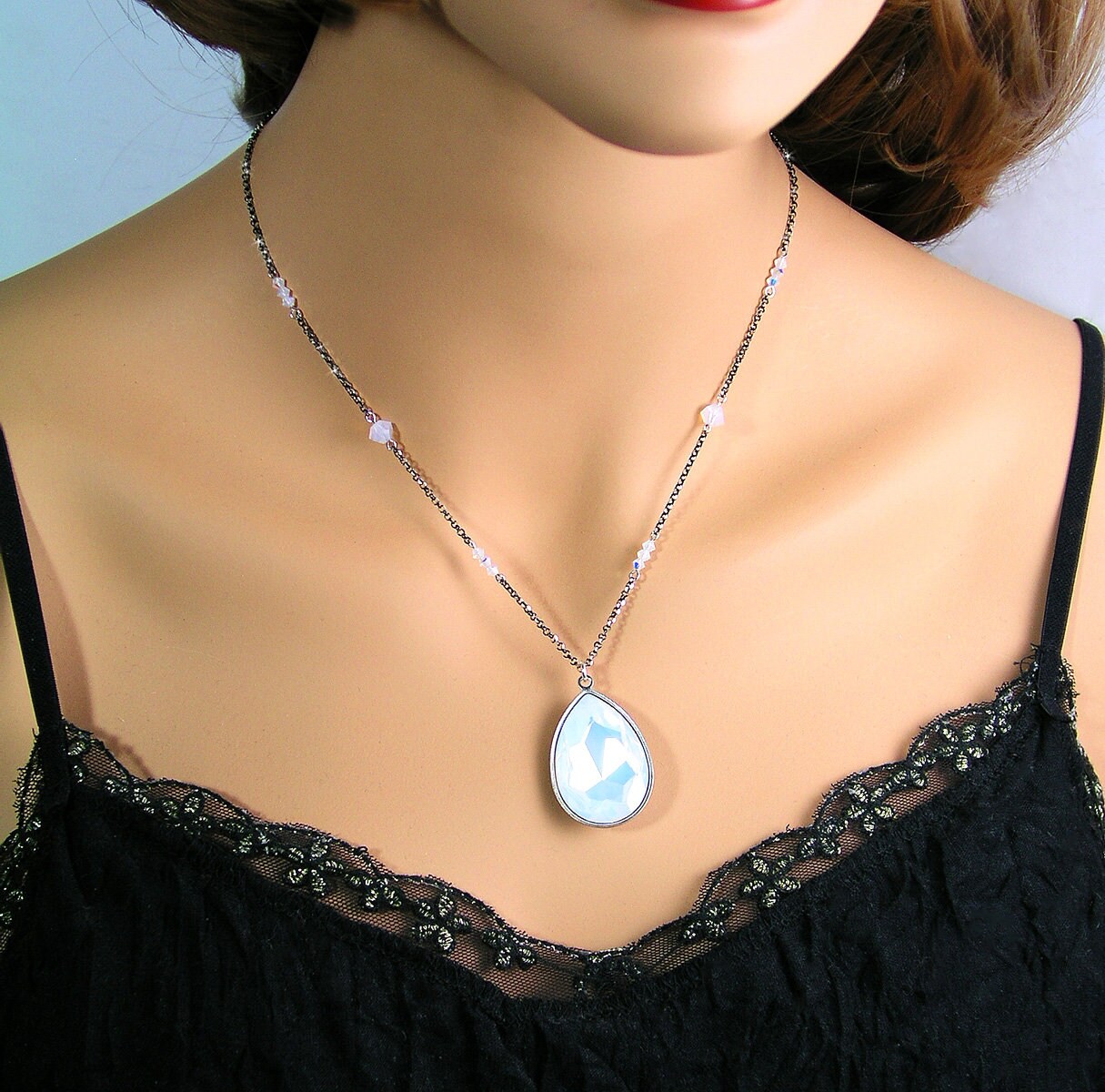 Weiße Opal Kristall Teardrop Halskette, Seltene Swarovski Anhänger, Dunkles Sterling Silber, Vintage Style Oktober Birthstone Schmuck von DorotaJewelry