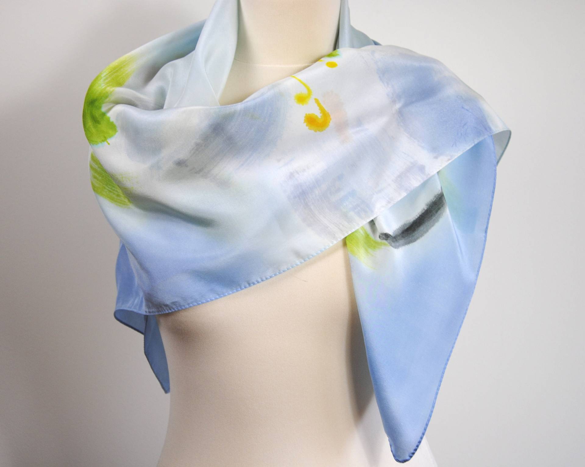 Blühende Mirabelle Blau Handbemaltes Seidentuch 90x90cm, Blumenschal, Tragbare Kunst, Artwear, Mode, Künstlerisch, Modern, Frühling, Leicht Blühende Mirabelle Blau Handbemaltes Seidentuch 90x90cm, Blumenschal, Tragbare Kunst, Artwear, Mode, Künstlerisch, Modern, Frühling, Leicht von DorotaWojcikArt