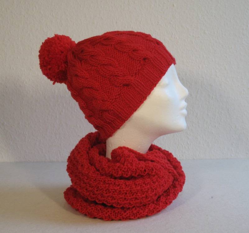 Set Bommelmütze Und Loopschal Rot Set Bommelmütze Und Loopschal Rot von DorotheasWollatelier
