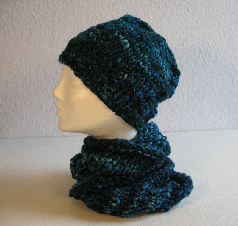 Weiches Merino-Set Mütze Und Loopschal Petrol Weiches Merino-Set Mütze Und Loopschal Petrol von DorotheasWollatelier