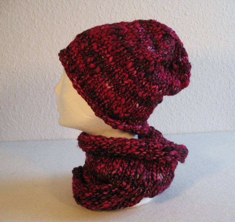 Weiches Merino-Set Mütze Und Loopschal Rottöne Weiches Merino-Set Mütze Und Loopschal Rottöne von DorotheasWollatelier