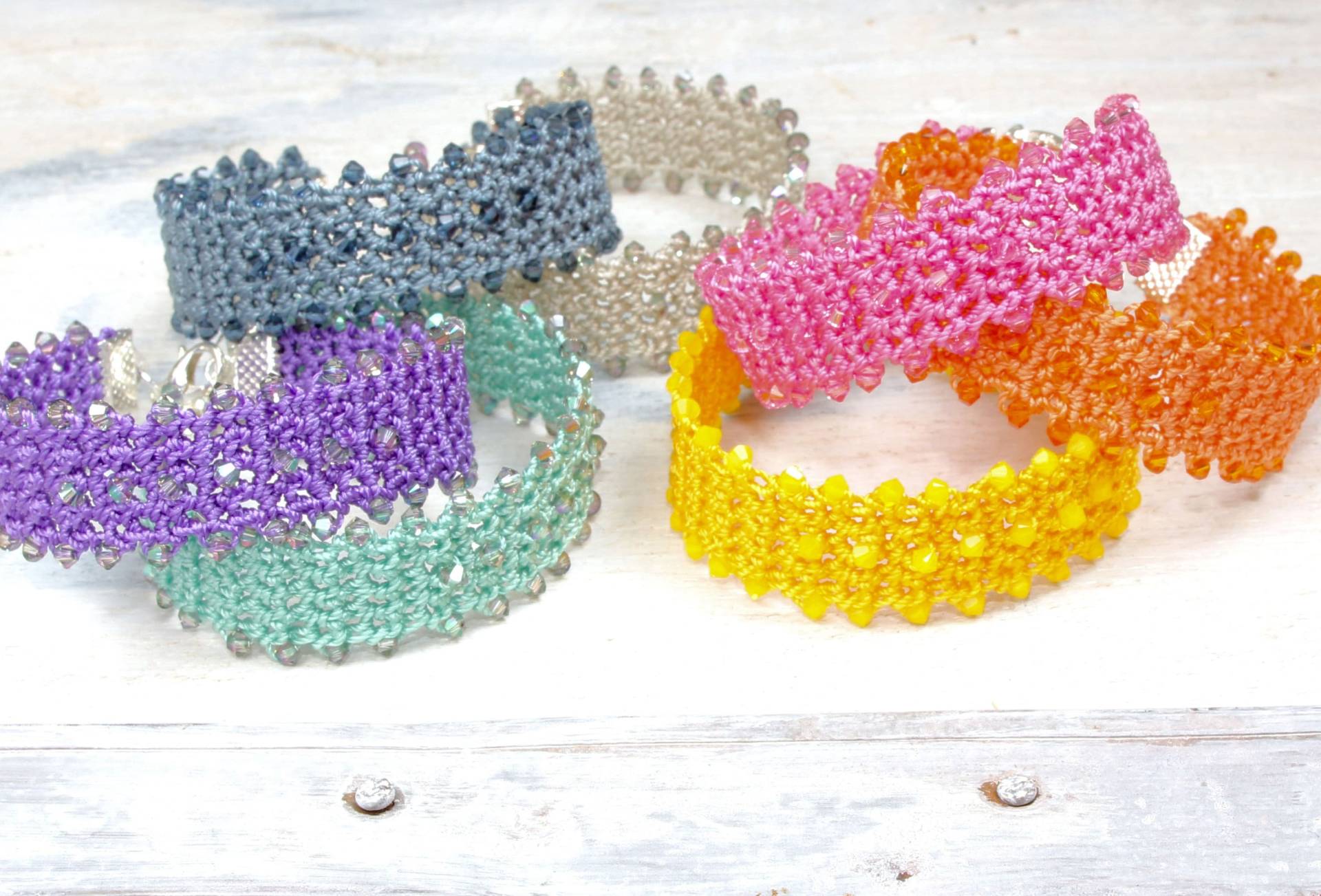 Häkeln Armband, Handgefertigt Mit Swarovski-Kristallen Häkeln Armband, Handgefertigt Mit Swarovski-Kristallen von DorothyWoodDesigns