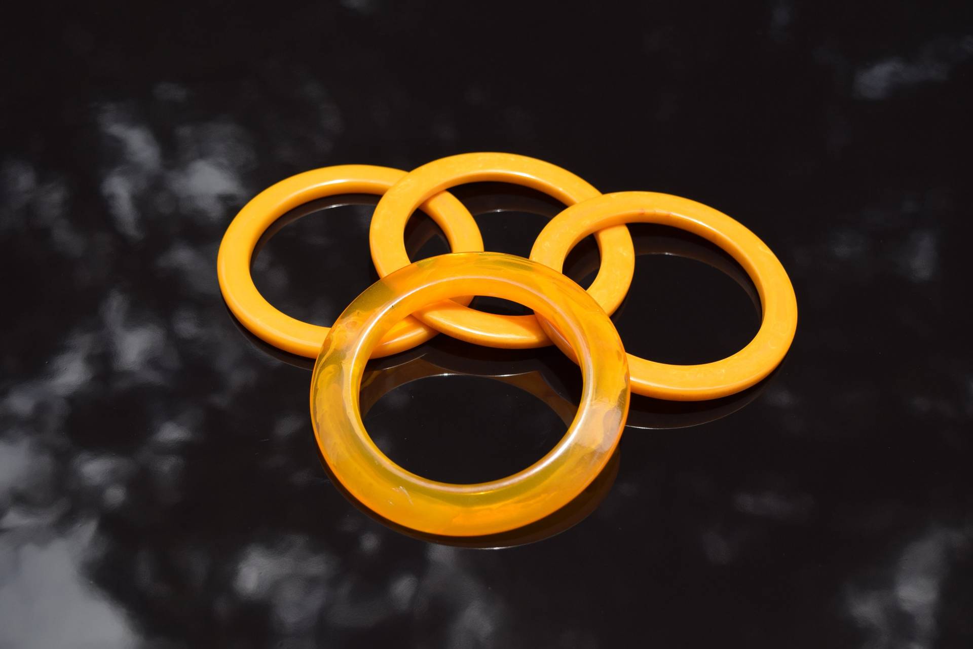 Vintage Bakelit Armreifen Set | 4 Retro Gelb Orange Statement Armbänder Vintage Bakelit Armreifen Set | 4 Retro Gelb Orange Statement Armbänder von DorothyZudora