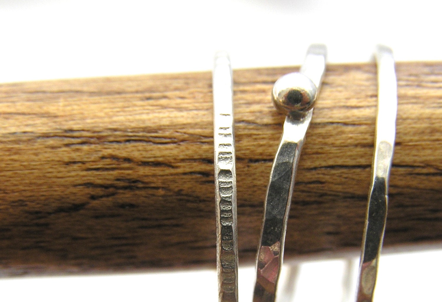 Sterling Stapelringe, Strukturierte Dünne Ringe, Silber Set Von 3 Ringen, Gehämmertes Silber, Feinsilber, Made in Dorset Sterling Stapelringe, Strukturierte Dünne Ringe, Silber Set Von 3 Ringen, Gehämmertes Silber, Feinsilber, Made in Dorset von DorsetHillJewellery