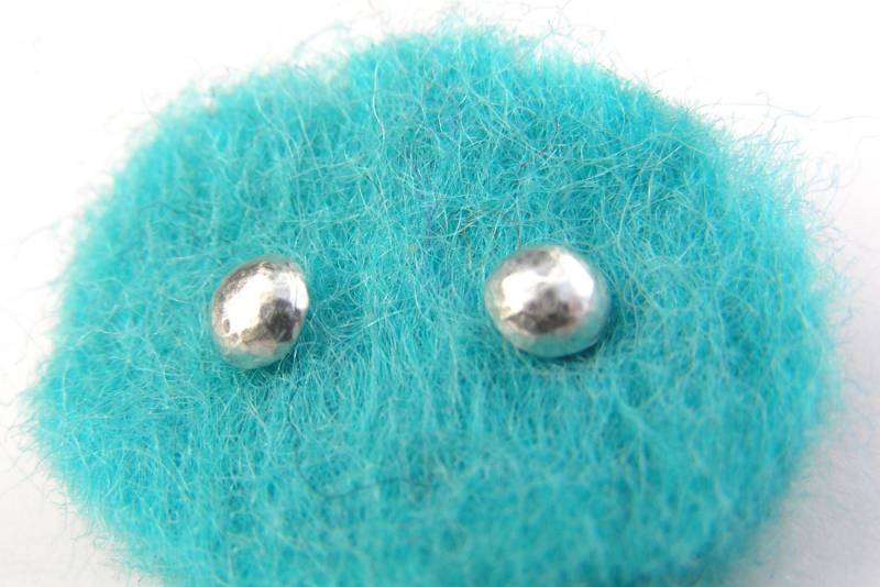 sterling Silber Gehämmert Kuppel Ohrstecker, Kleine Silber, Handgemachte Ohrringe sterling Silber Gehämmert Kuppel Ohrstecker, Kleine Silber, Handgemachte Ohrringe von DorsetHillJewellery