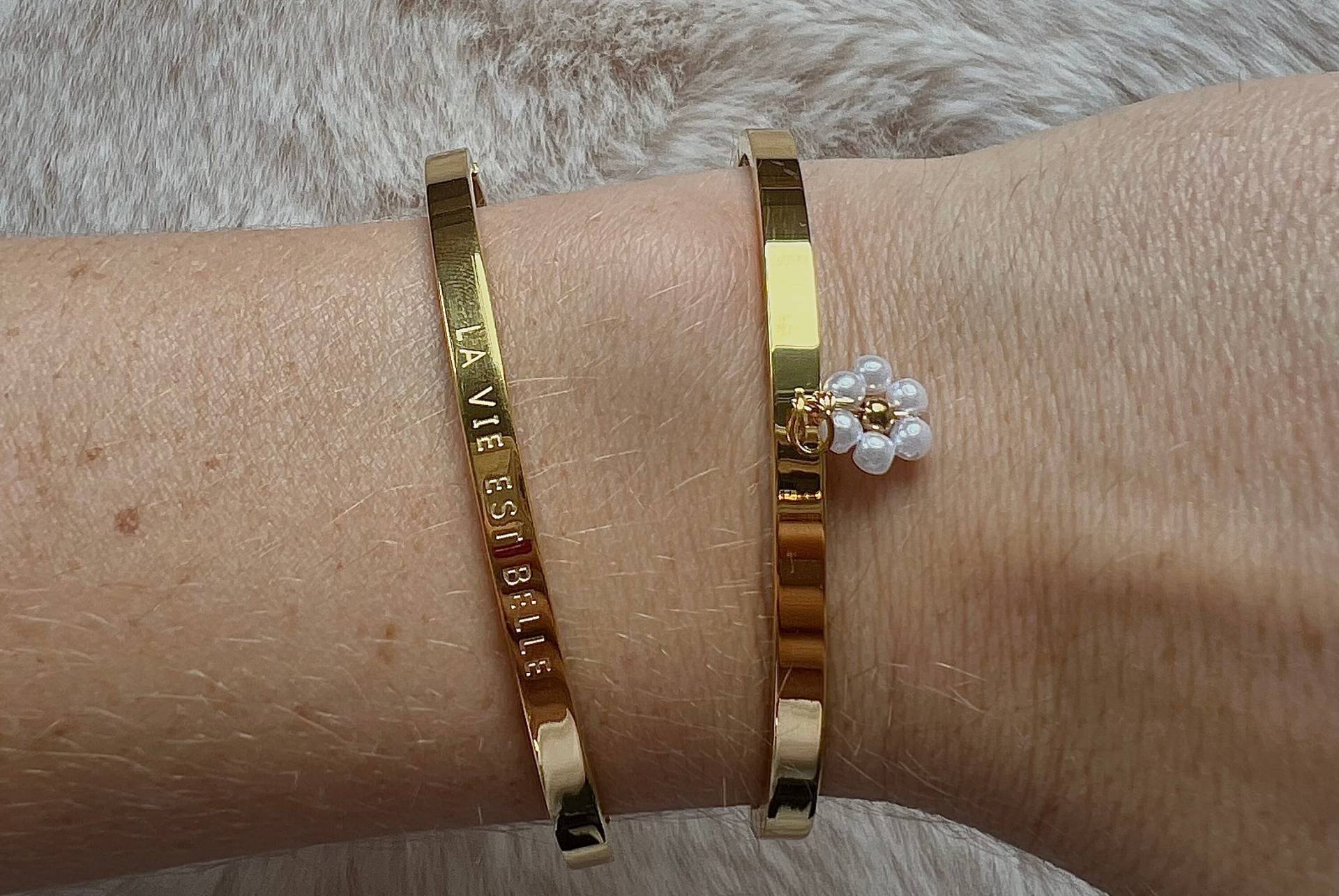 Armreifen Mit Wunderschönen Anhängern. Perfekte Geschenk Idee Stainless Steel Bracalet. Hearts & Flowers Armreifen Mit Wunderschönen Anhängern. Perfekte Geschenk Idee Stainless Steel Bracalet. Hearts & Flowers von Dosiostra