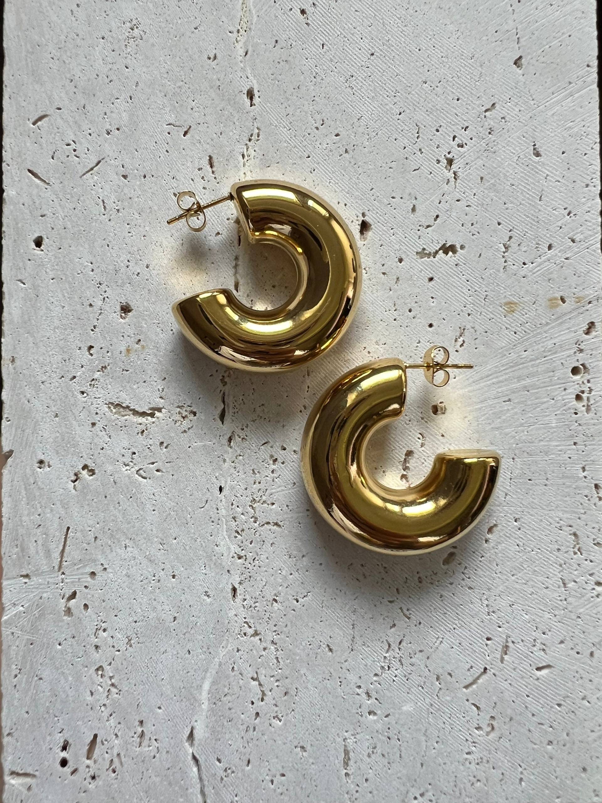 Chunky Goldene Creolen. Super Klobige Röhrengold-Creolen, Vergoldete Ohrringe, Dicke, Leichte Gold-Creolen Chunky Goldene Creolen. Super Klobige Röhrengold-Creolen, Vergoldete Ohrringe, Dicke, Leichte Gold-Creolen von Dosiostra