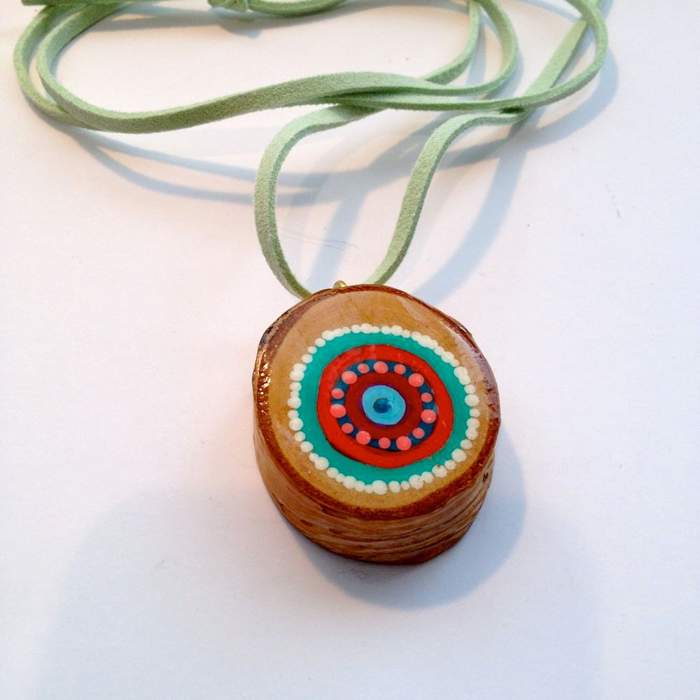 Bunte Halskette Mit Hand Bemalt Holz Scheibe von DotsAttack